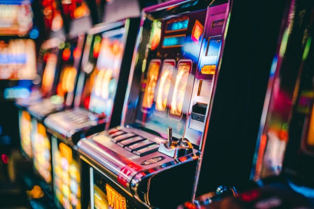 thr77 mobile app interface showing live football markets and casino games
